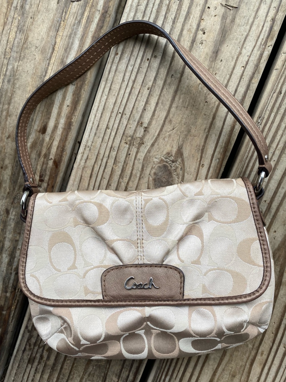 (Y2K) COACH- Shimmering Champagne Vintage Signature Pleated Demi/ Baguette - Picture 1 of 15